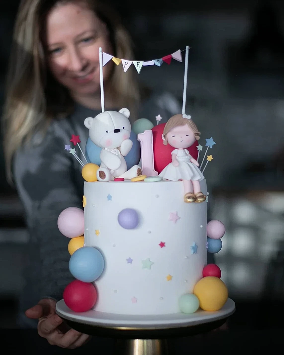 top pasta – renkli balon süslemeli kız pastası