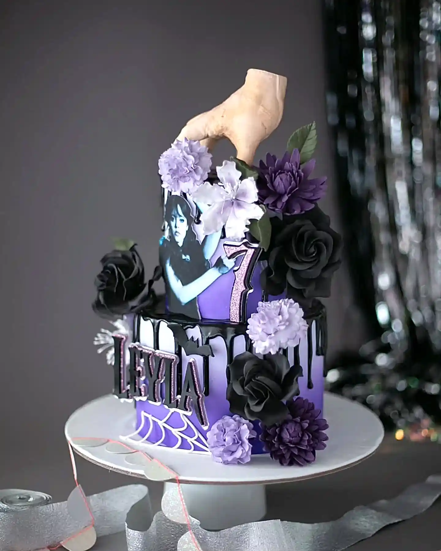 wednesday pasta – çiçek süslemeli cadılar bayramı pastası