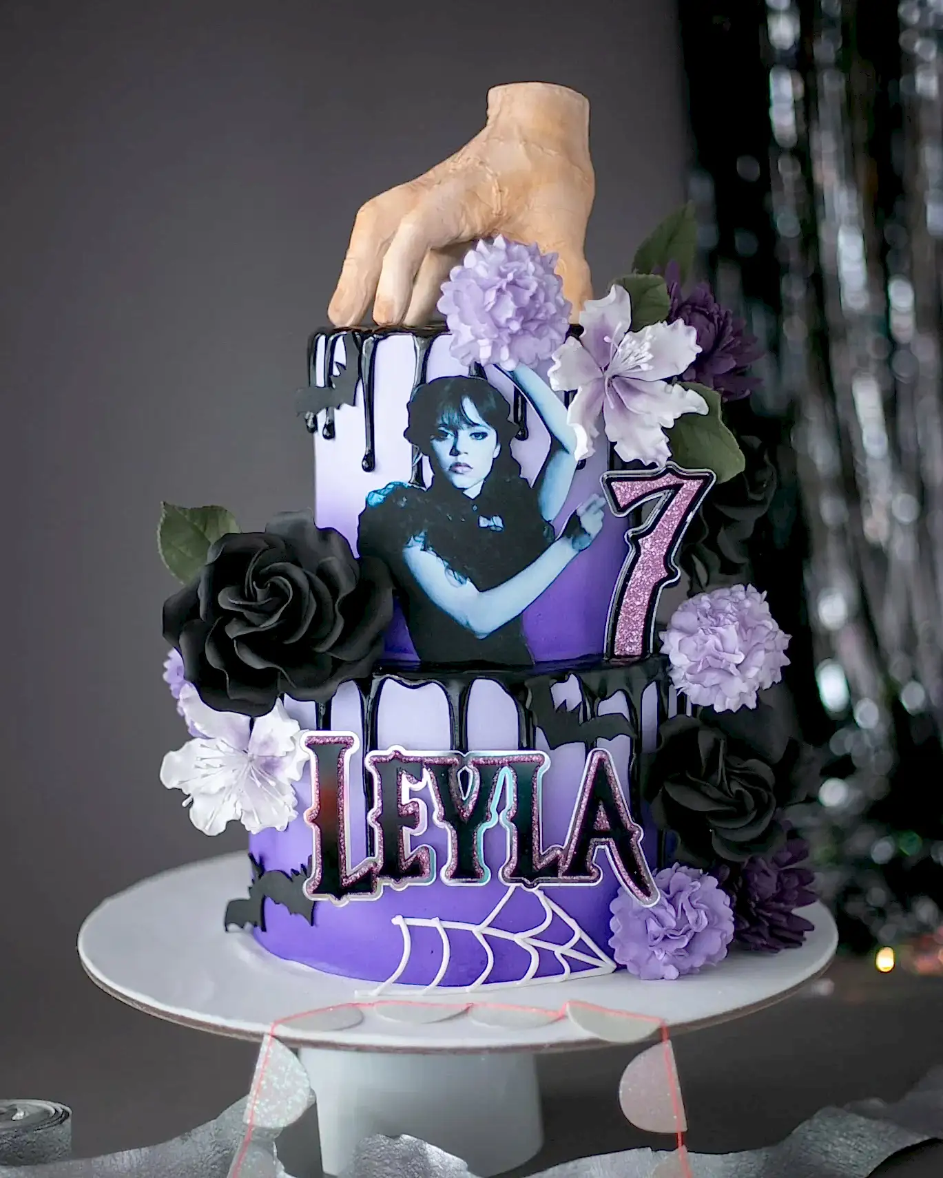 wednesday pasta – çiçek süslemeli cadılar bayramı pastası