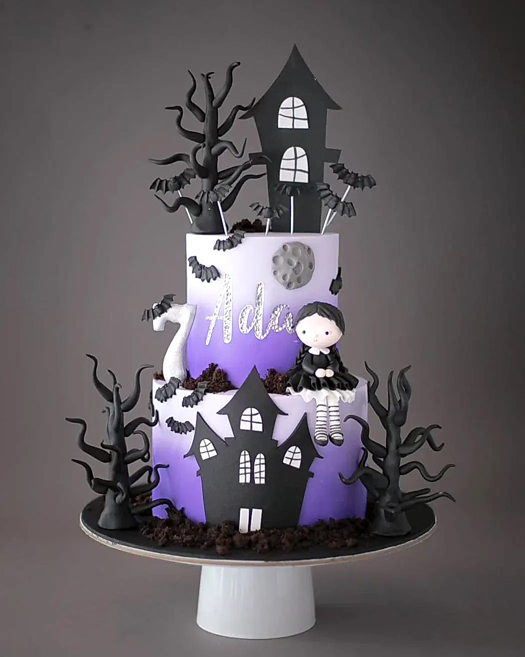 wednesday pasta – hayalet ev ve ağaç süslemeli kız pastası