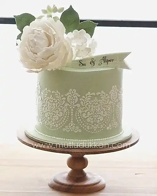 yeşil söz pastası – beyaz şakayık süslemeli pasta