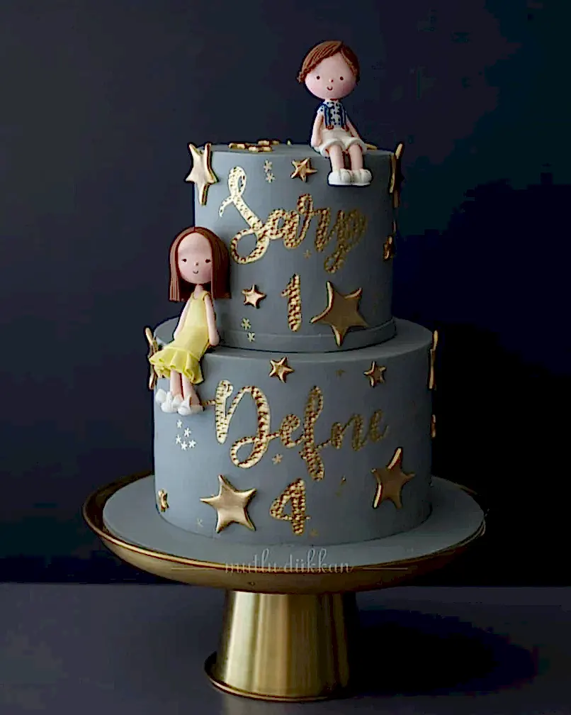 yıldızlı pasta – altın süslü kardeş temalı çocuk pastası